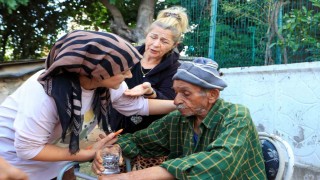 Evde çıkan yangında yaşlı çiftin yardımına komşuları koştu