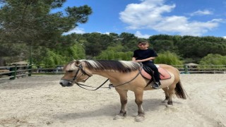 Evinde ölü bulunan 13 yaşındaki çocuğun cenazesi Adli Tıp Kurumundan alındı