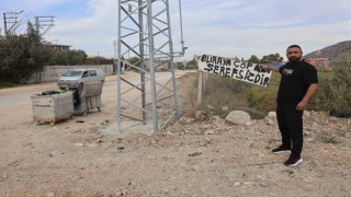 Evinin yanındaki araziye çöp atanlardan bıktı, çözümü Buraya çöp atan şerefsizdir yazısıyla buldu