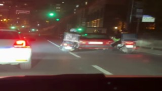 Eyüpsultanda arızalanan otomobili motokuryeler ayaklarıyla itti