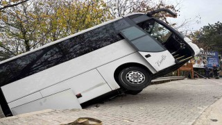 Facianın eşiğinden dönüldü: Tur otobüsü şarampole düştü