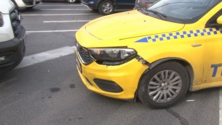 Fatihte motosiklet ile taksi çarpıştı: Motosikletli yola savruldu