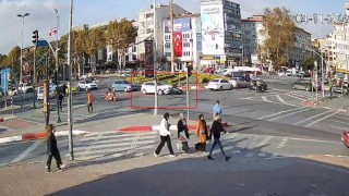 Fatihte otomobil ile motosiklet çarpıştı: Kaza anı güvenlik kamerasına yansıdı