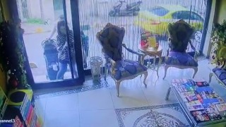 Fatihte zehirlenen Böcek ailesinin otele giriş görüntüleri ortaya çıktı