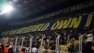 Fenerbahçe taraftarından, oyunculara Galatasaray maçını hatırlatan pankart