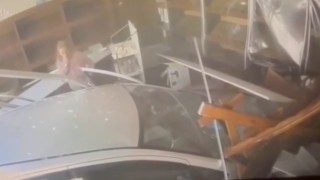 Fırına dalan otomobil ortalığı savaş alanına çevirdi... O anlar kamerada