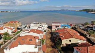 Foçada sel suları denizin rengini değiştirdi