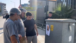 Fotoğrafı gören uzun uzun baktı: Kızlarınızı bu adamdan uzak tutun yazılı afişler ortalığı karıştırdı