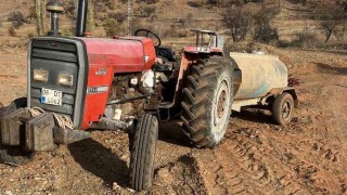 Fren boşalan traktörü durdurmak isterken yaralandılar