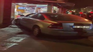 Fren yerine gaza basınca otomobil dükkana girdi