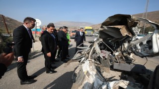 Freni arızalanan kamyon, ışıkta bekleyen 8 araca çarptı: 4 yaralı