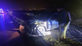 Freni boşalan otomobil yolcu otobüsüyle çarpıştı