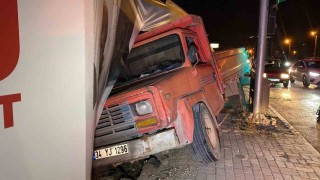 Freni patlayan kamyon önce otomobile ardından inşaat bariyerine çarptı: 2 yaralı