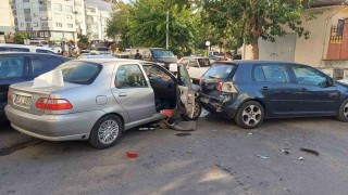 Freni tutmayan otomobil park halindeki araçlara çarptı: 1 yaralı
