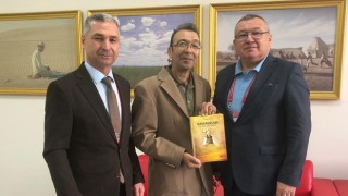 Gagauz Yazar Zanet OKÜ Kütüphanesine Kitap Bağışı Yaptı