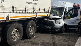 Gaziantepte minibüs tıra arkadan çarptı: 5 yaralı