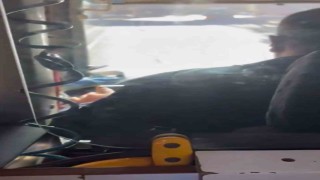 Gaziantepte otobüs şoförü direksiyon başında video izlerken görüntülendi