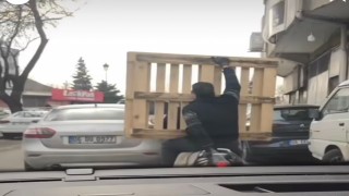 Gaziantepte tehlikeli yolculuk: Motosiklet üzerinde palet taşıdı