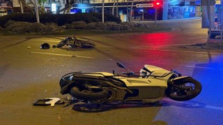 Gazipaşada motosiklet ve elektrikli motosiklet çarpıştı: 4 yaralı