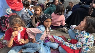 Gazzede çocuklar enkaza dönen okullarda ders başı yaptı