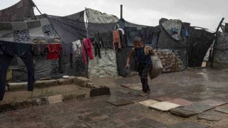 Gazzede yoğun yağış nedeniyle çadırları su bastı