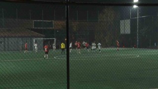 Geç saatlere kadar açık olan halı sahadaki aşırı gürültü mahalle halkının kabusu oldu