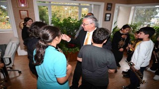 Geleceğin müzisyenlerinden Başkan Topaloğluna Öğretmenler Günü sürprizi