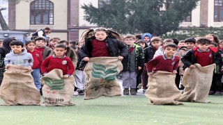 Geleneksel Oyunlar Tırı Manisada çocuklarla buluştu