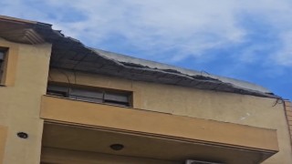 Geliboluda 5 katlı binanın çatısının bir kısmı çöktü
