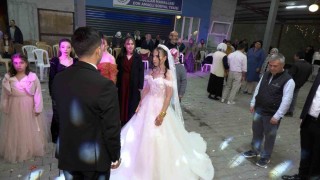 Gelin damat düğünü yarıda kesip Atasını andı