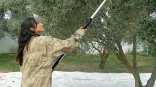 Genç kadın çiftçi huzuru toprakta buldu