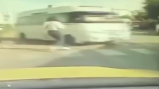 Genç kız ezilmekten son anda kurtuldu