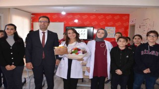 Genç öğretmene anlamlı tören: Müzik Öğretmeni Hacer İçoğlu ilk cübbesini giydi