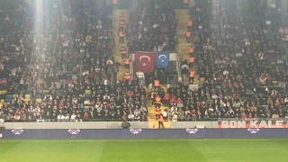 Gençlerbirliği taraftarları tribüne Doğu Türkistan bayrağı astı
