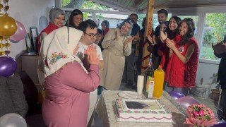 Gençlerden down sendromlu kardeşlere yürek ısıtan doğum günü sürprizi