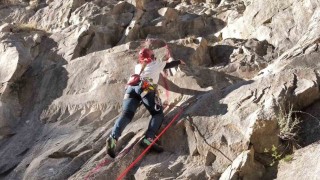 Gençlerden zorlu tırmanış eğitimi