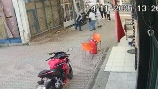 Gençlerin kavgası kanlı bitti: Bıçaklayıp, hiçbir şey olmamış gibi uzaklaştı