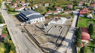 Gençlik merkezi ve futbol sahasında incelemelerde bulunuldu