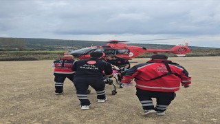 Gökçeadada rahatsızlanan iki hasta helikopter ambulansla Çanakkaleye sevk edildi