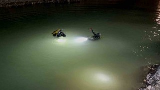 Gölete düşen kamyonet ekipleri harekete geçirdi