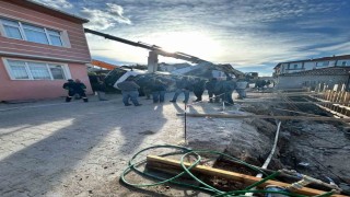 Gönende çalışma halindeki beton mikseri yan yattı