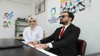 Görmeyen gözlerle değil, hisseden kalple çalıyor