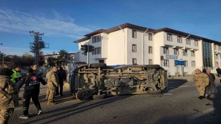Gümüşhanede belediye makam aracı ile jandarma minibüsü çarpıştı: 2 asker yaralandı