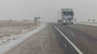 Güründe kar yağışı etkili oldu, görüş mesafesi yer yer 50 metreye düştü