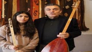 Güzel Sanatlar lisesini kazanan öğrenciye Başkan Demirden 2 bağlama saz hediye