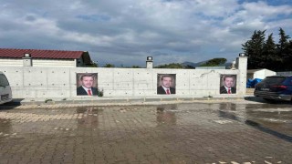 Güzelbahçe ilçe başkanı, Erdoğan sevgisini evinin duvarına taşıdı