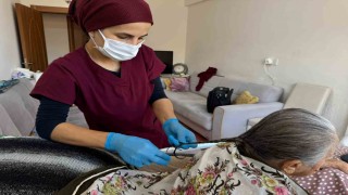 Hacılarda evde bakım hizmeti gönüllere dokunuyor