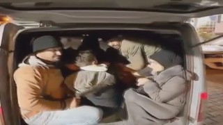 Hafif ticari araca tıka basa doldurulan  13 göçmen yakalandı