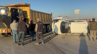 Hafriyat kamyonu ile çarpışan otomobil yan yattı: 1 yaralı