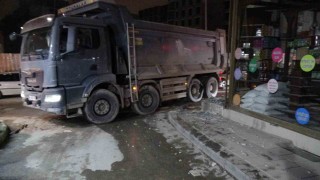 Hafriyat kamyonunun patlayan lastiği iş yerinin camlarını kırdı